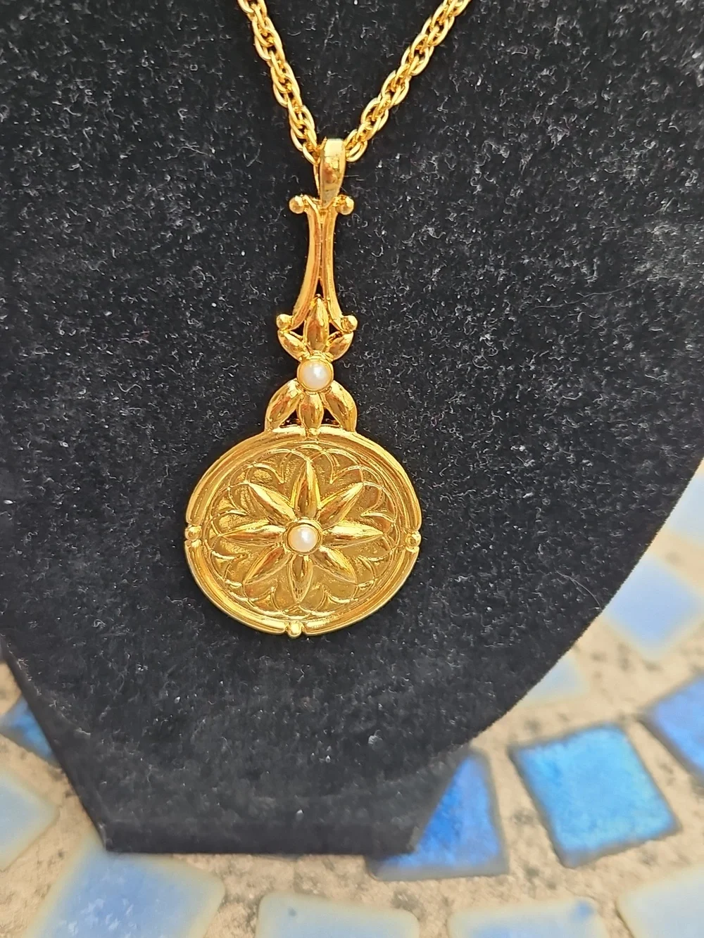 Goldtone Flower Faux Pearl Mirror Necklace - Picture 2 of 4